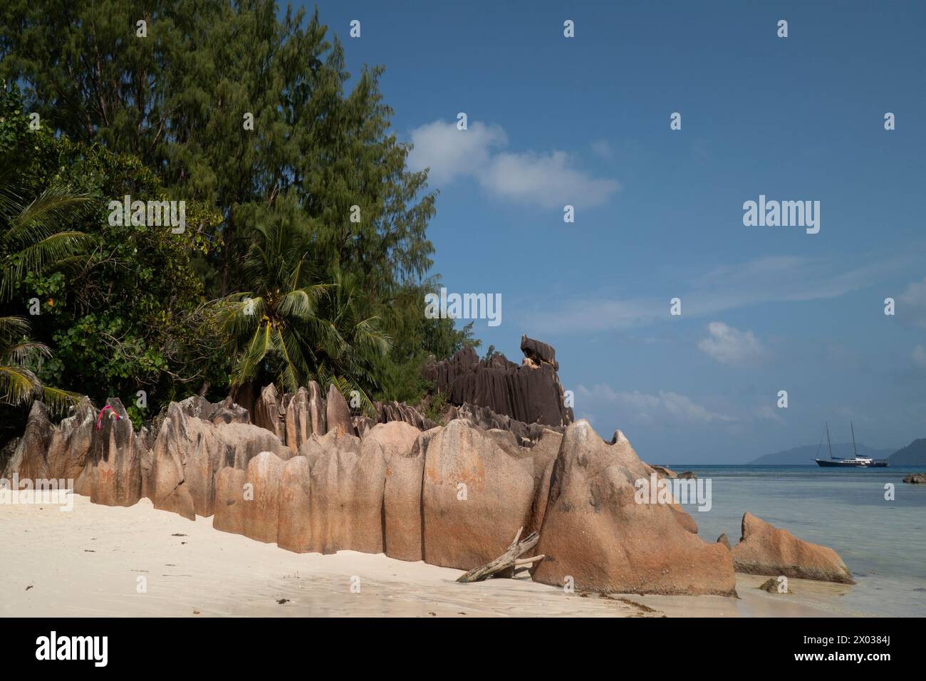 Der Strand mit markanten Felsformationen, Curieuse, Seychellen, Indischer Ozean Stockfoto