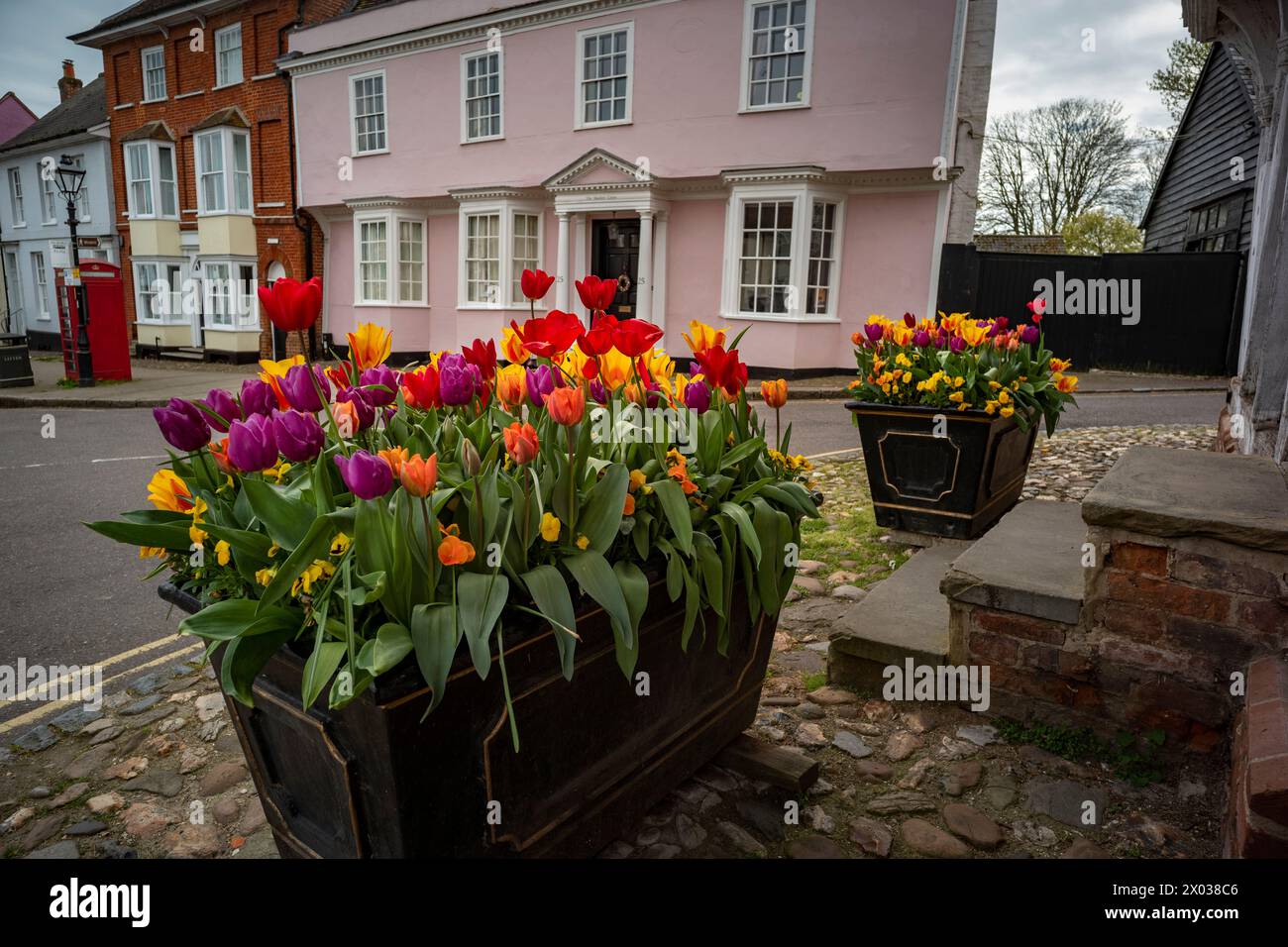 Thaxted Essex UK England Flowers in Containern April 2024 vor der Gildenhalle im Zentrum von Thaxted Stockfoto