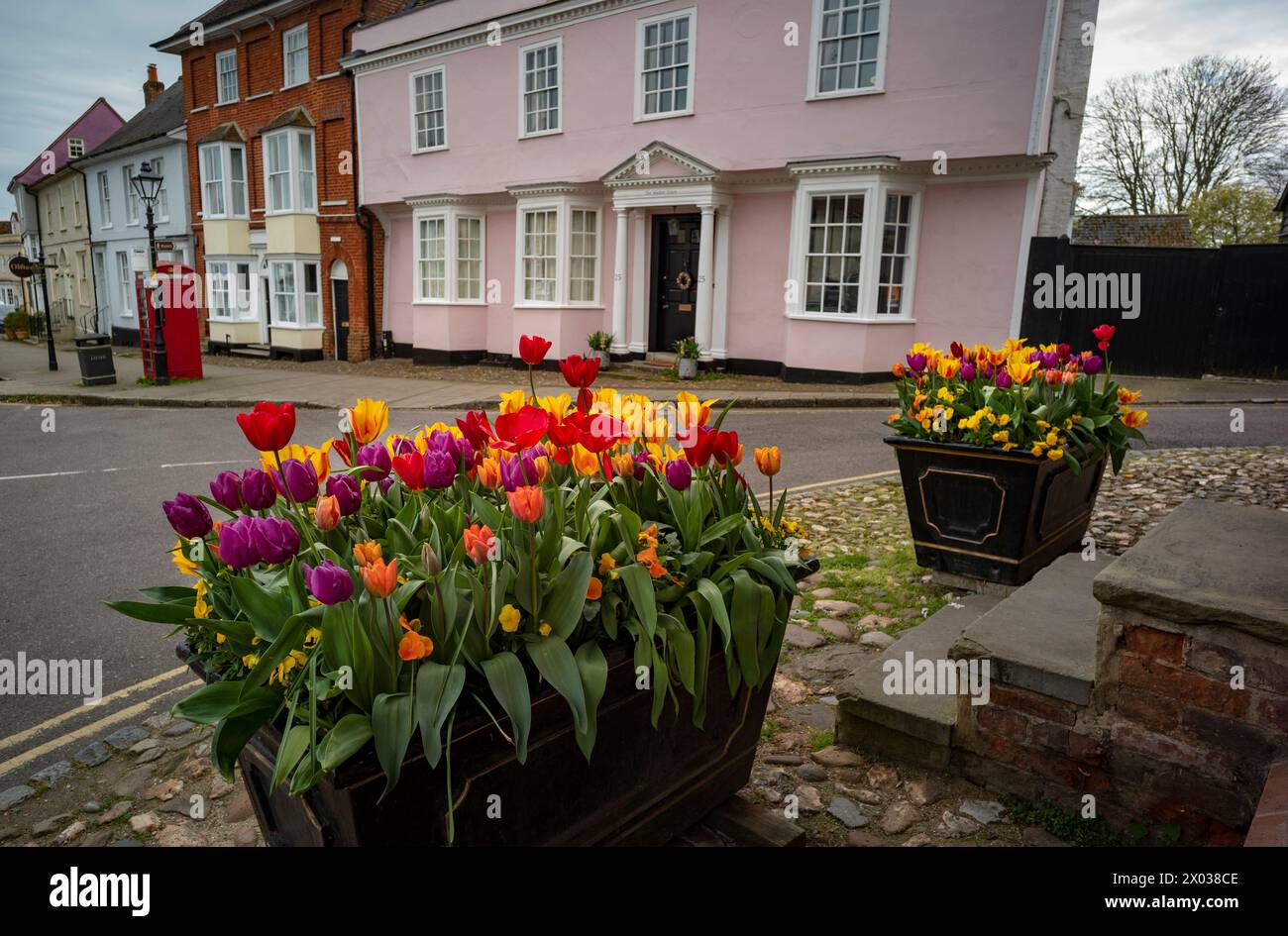Thaxted Essex UK England Flowers in Containern April 2024 vor der Gildenhalle im Zentrum von Thaxted Stockfoto