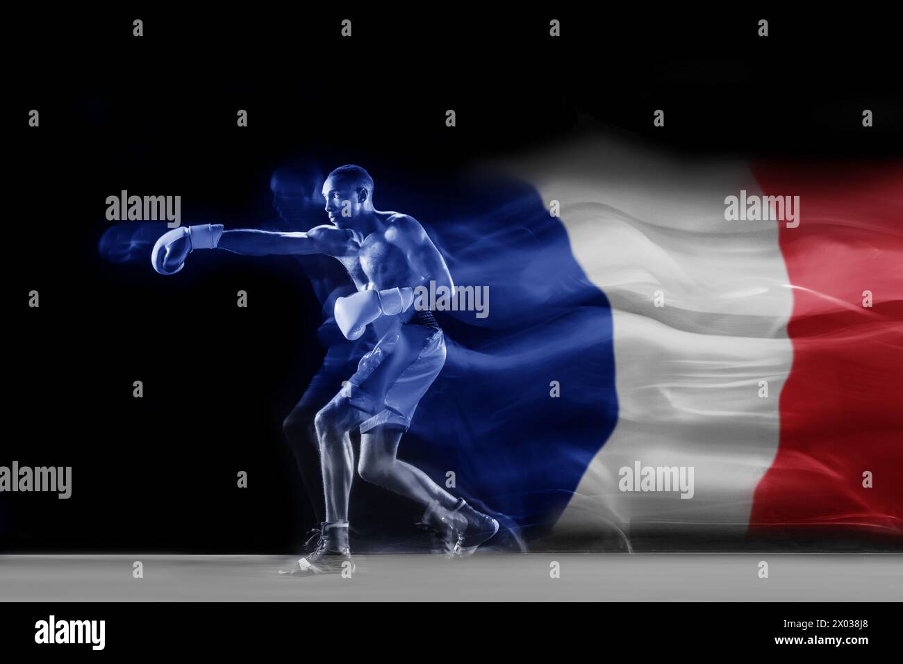 Muskulöser junger Mann, Boxsportler in Handschuhen Training Punches, Boxen auf schwarzem Hintergrund mit Flagge von Frankreich Element Stockfoto