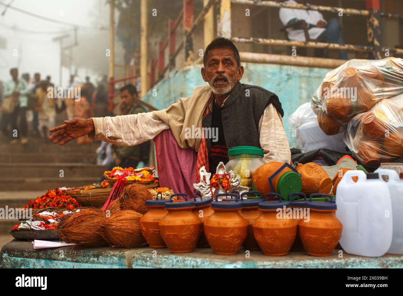 Wassertopfverkäufer in Varanasi, Indien Stockfoto