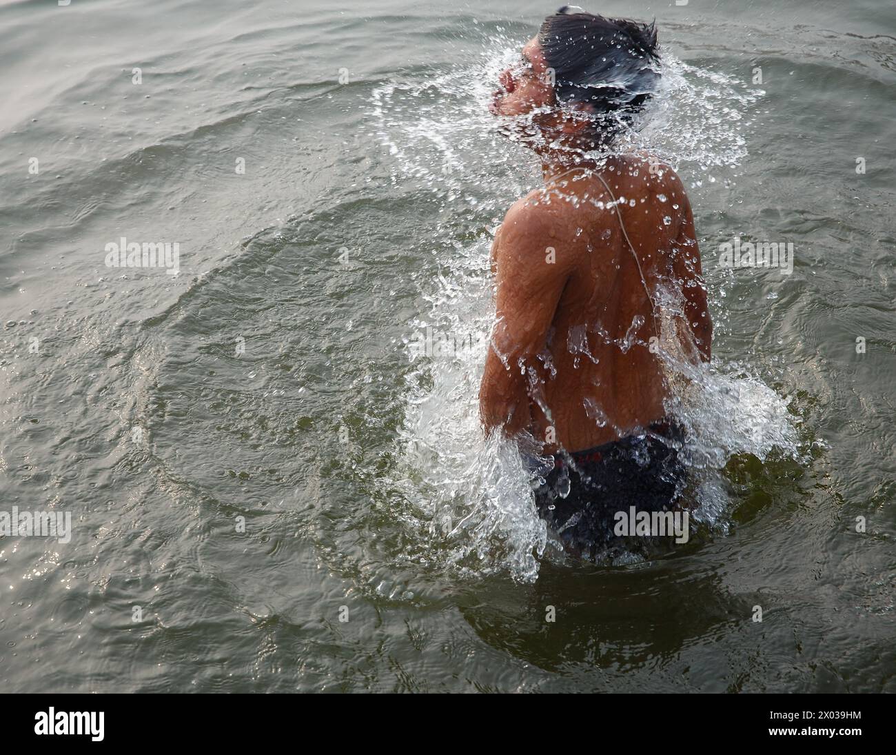 Baden Sie im Ganges in Varanasi, Indien. Stockfoto