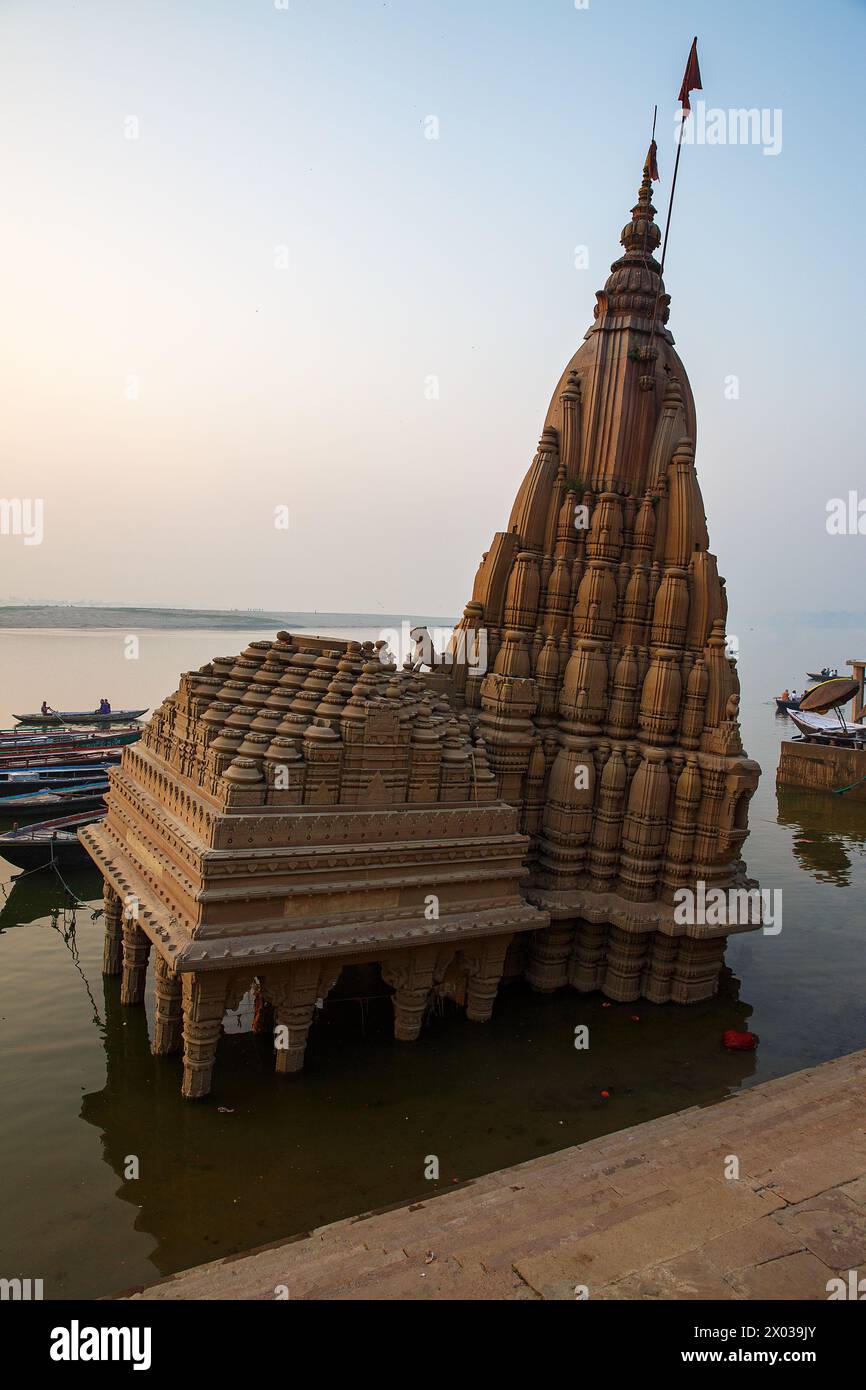 Ratneshwar Mahadev Tempel oder Schiefer Tempel in Varanasi, Indien. Stockfoto