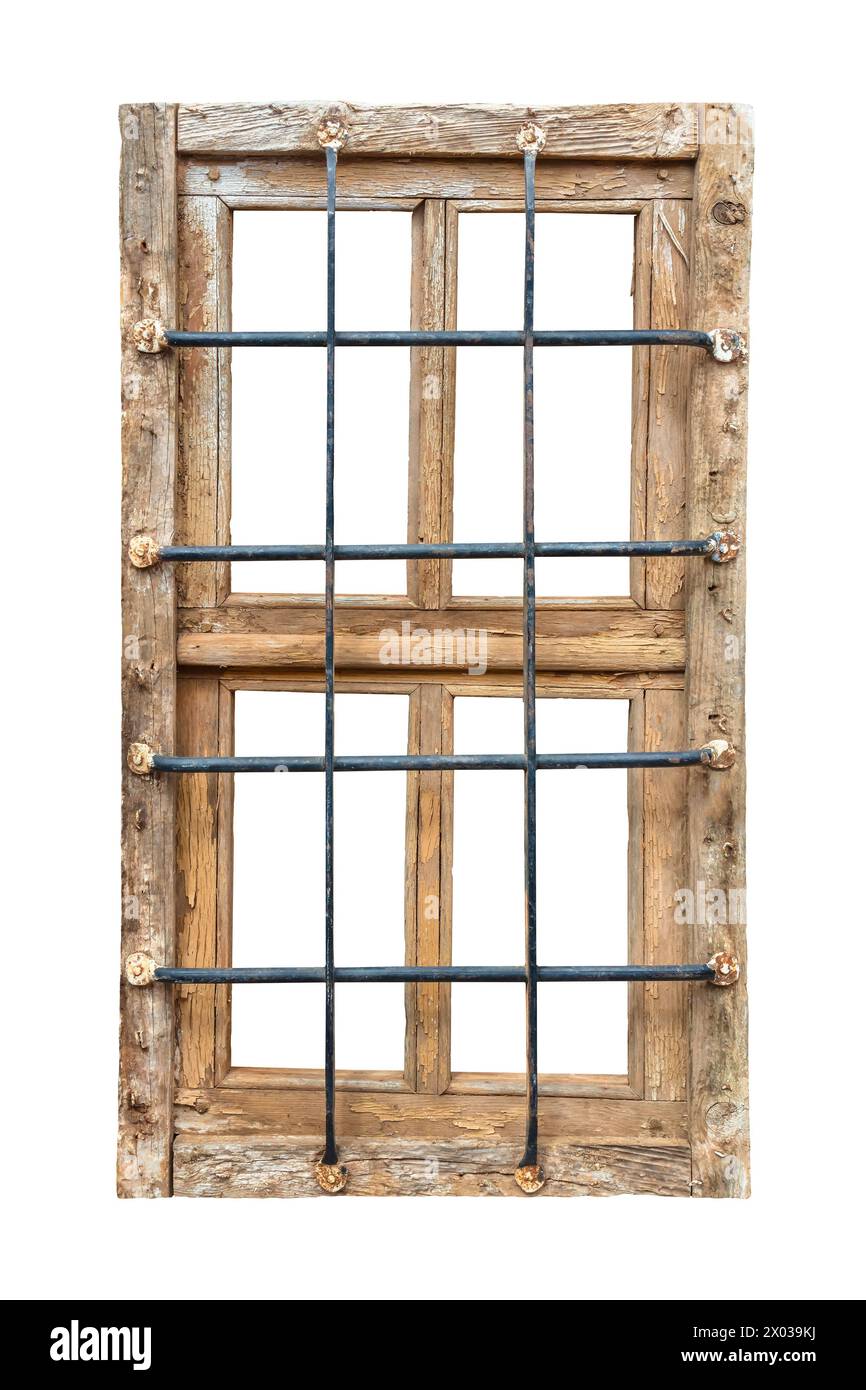 Altes verwittertes Gefängnisfenster mit rostigen Stahlstäben isoliert auf weißem Hintergrund Stockfoto