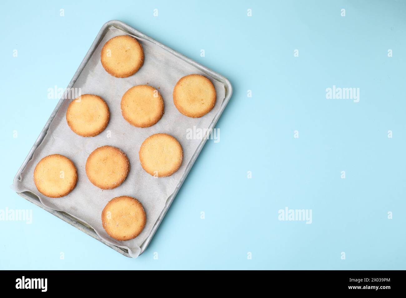 Tablett mit leckeren süßen Zuckerkeksen auf hellblauem Hintergrund, Draufsicht. Leerzeichen für Text Stockfoto