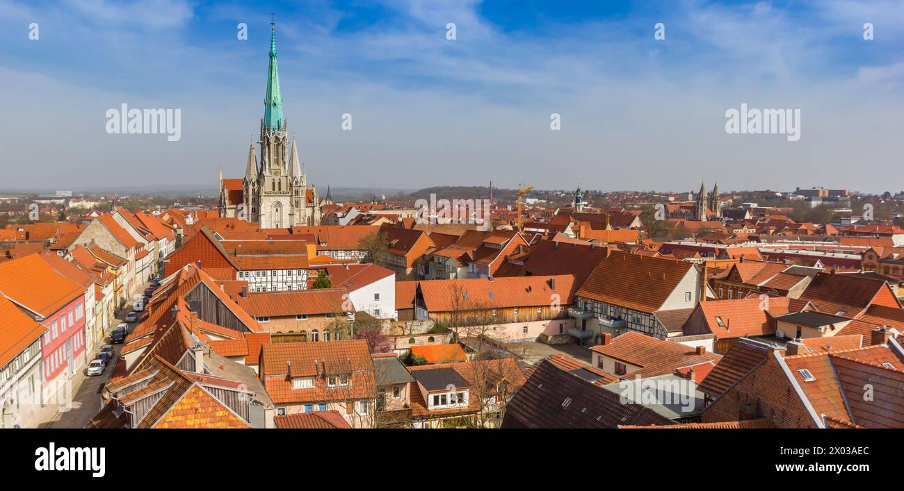 Panorama der Skyline mit historischer Kirche in Muhlhausen, Deutschland Stockfoto