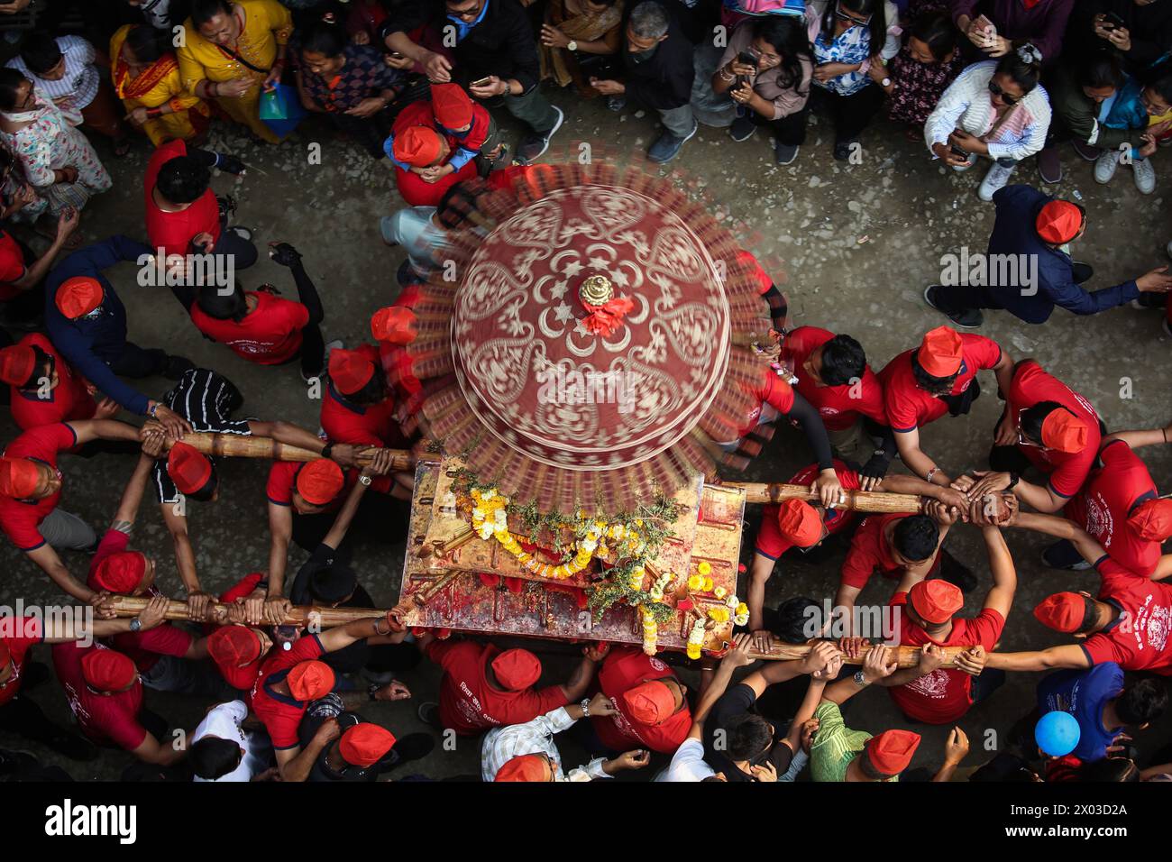 Kathmandu, Nepal. April 2024. Menschen aus der Newari-Gemeinde tragen den Wagen der Göttin Kankeshwori während des Wagenfestes in Ason in Kathmandu, Nepal am 9. April 2024. Das Festival wird jedes Jahr von der Newar-Gemeinde einen Tag nach Ghodejatra gefeiert, um das dreitägige „Pahan Chahre“-Festival zu beenden, das eines der religiösen Feste Nepals ist, das mit besonderer Leidenschaft in Kathmandu gefeiert wird. (Kreditbild: © Sunil Sharma/ZUMA Press Wire) NUR REDAKTIONELLE VERWENDUNG! Nicht für kommerzielle ZWECKE! Stockfoto