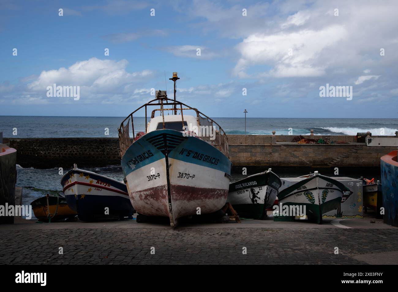 Fischerboote an Land, Hafen von Ponta do Sol, Santo Antăo, Kap Verde (Republik Cabo Verde) Stockfoto