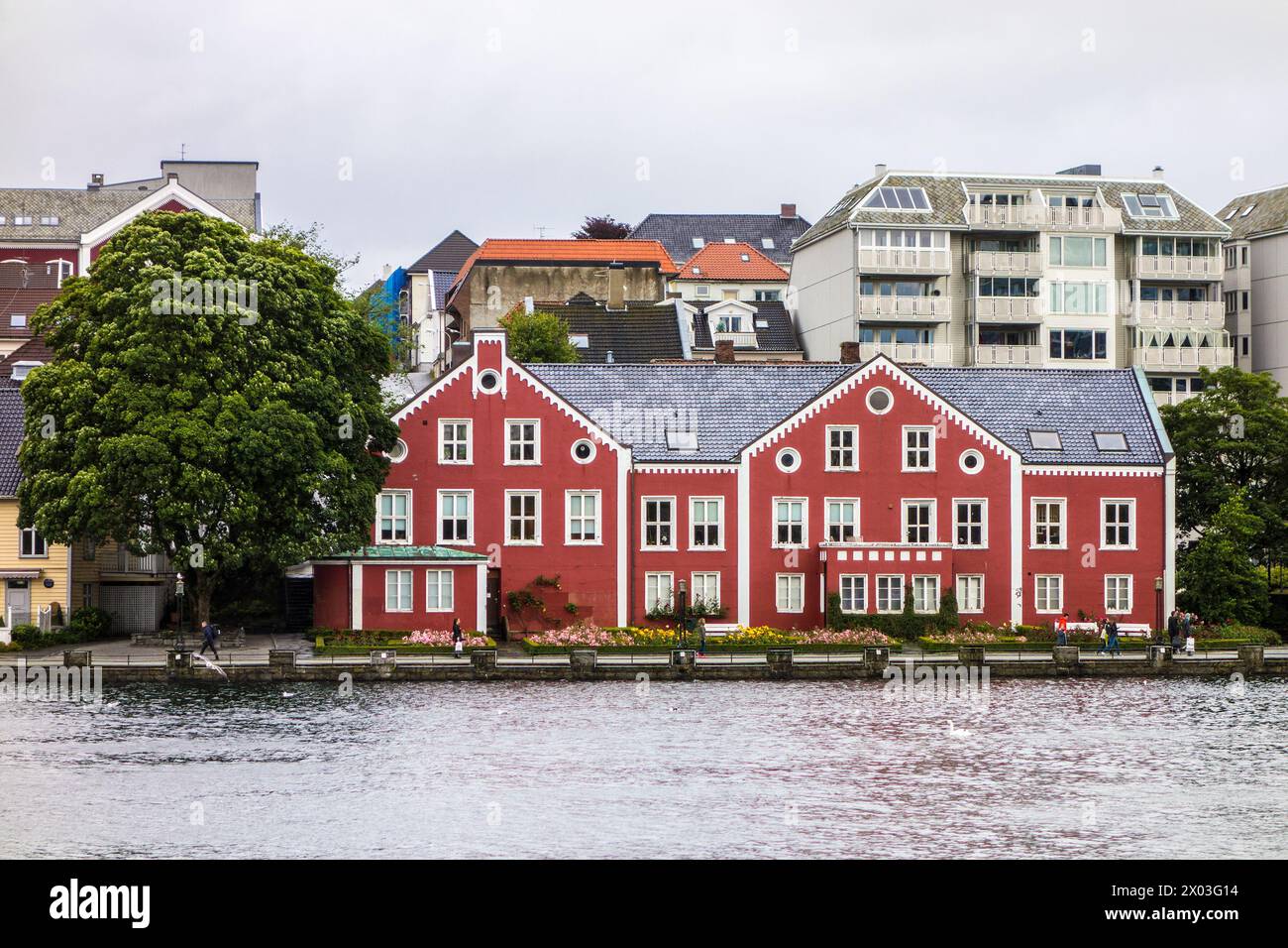 OSLO, NORWEGEN - 8. AUGUST 2015: Rotes Gebäude Kongsgata 47-49 in der Nähe des Breiavatnet Sees in Stavanger, erbaut ab 1867 und fertiggestellt 1919 Stockfoto