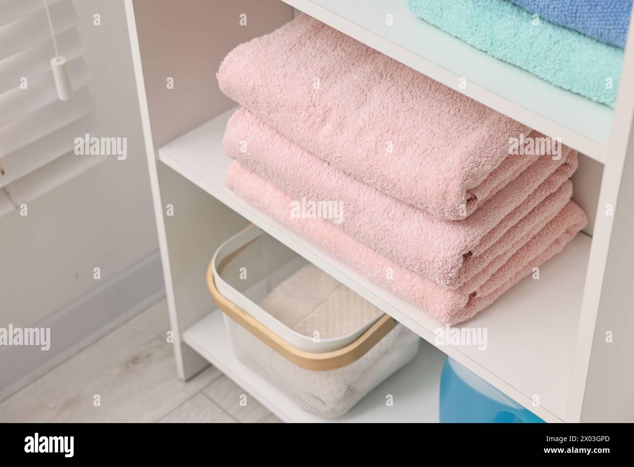 Gestapelte Handtücher und Toilettenartikel auf den Regalen drinnen, über dem Blick Stockfoto
