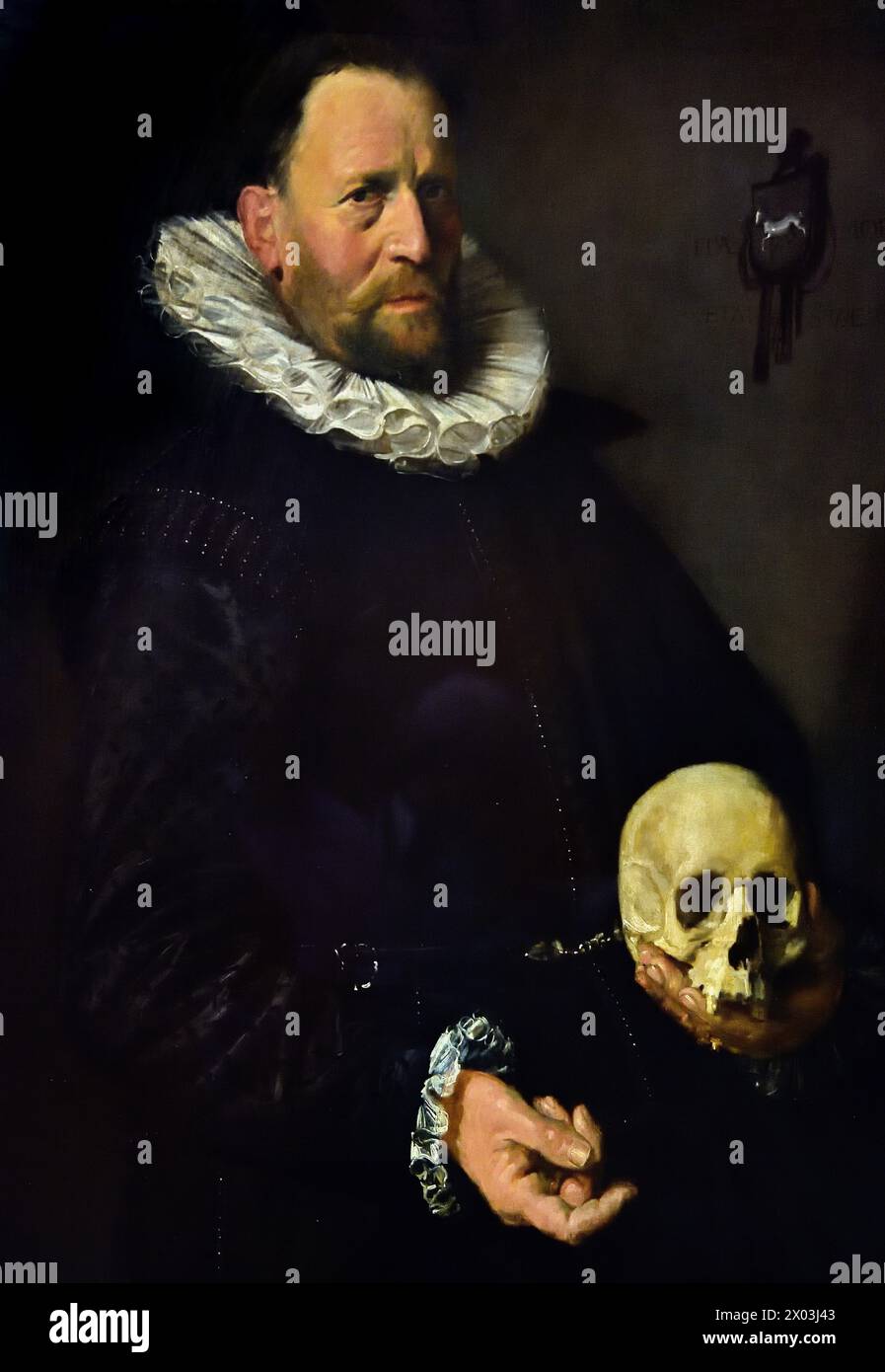 Porträt eines Mannes mit einem Schädel 1612, Frans Hals, 1582-1666, Antwerpen-Haarlem, Niederländisch, Niederlande, 17. Jahrhundert, niederländisches Goldenes Zeitalter ( Er malte lebhafte, manchmal sogar fröhliche Porträts von Menschen aller Gesellschaftsschichten, wichtigen Menschen, frechen Kindern und sogar Betrunkenen oder Menschen, die für verrückt erklärt worden waren). Stockfoto