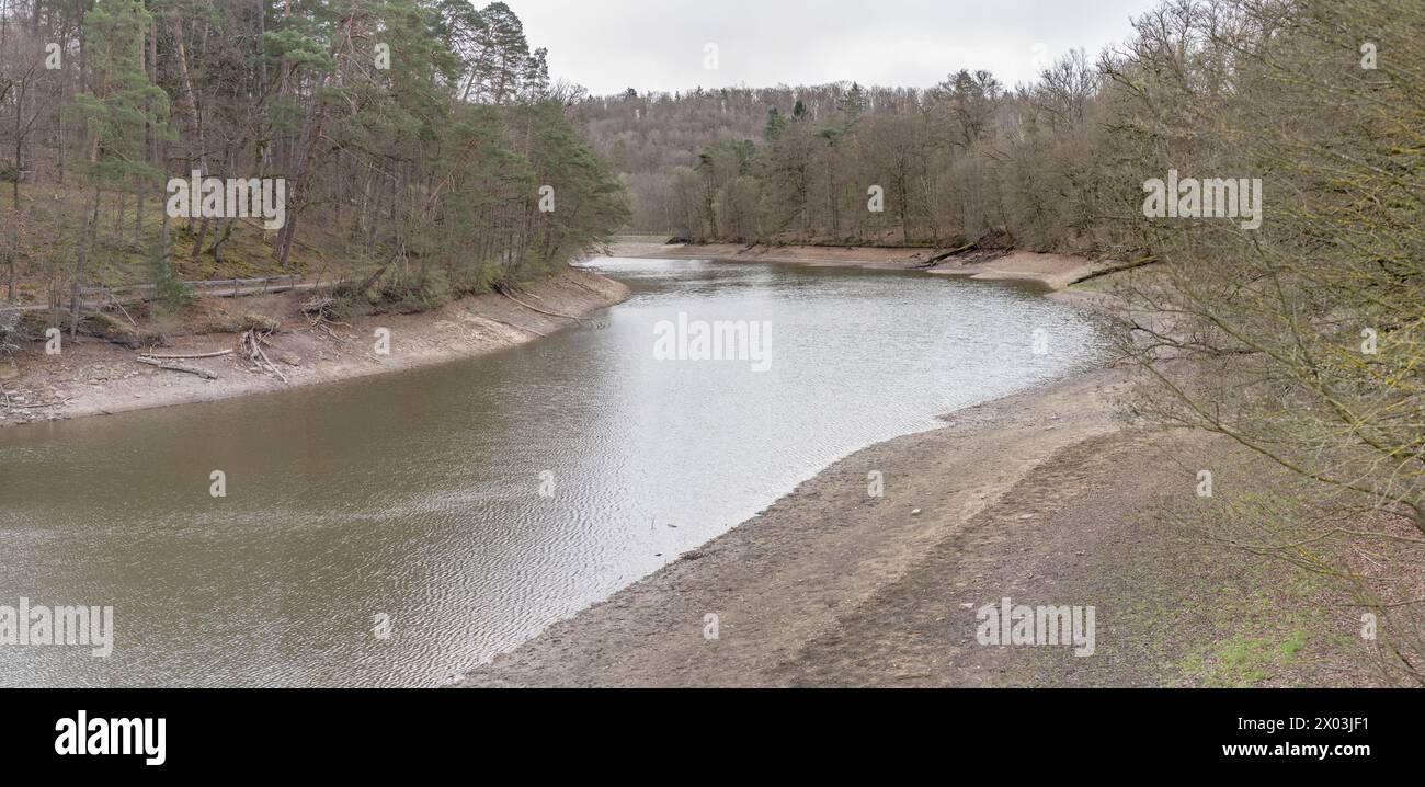 Landschaft mit Seeufern inmitten von Wäldern im historischen öffentlichen Park, aufgenommen im Frühjahr in Stuttgart Stockfoto