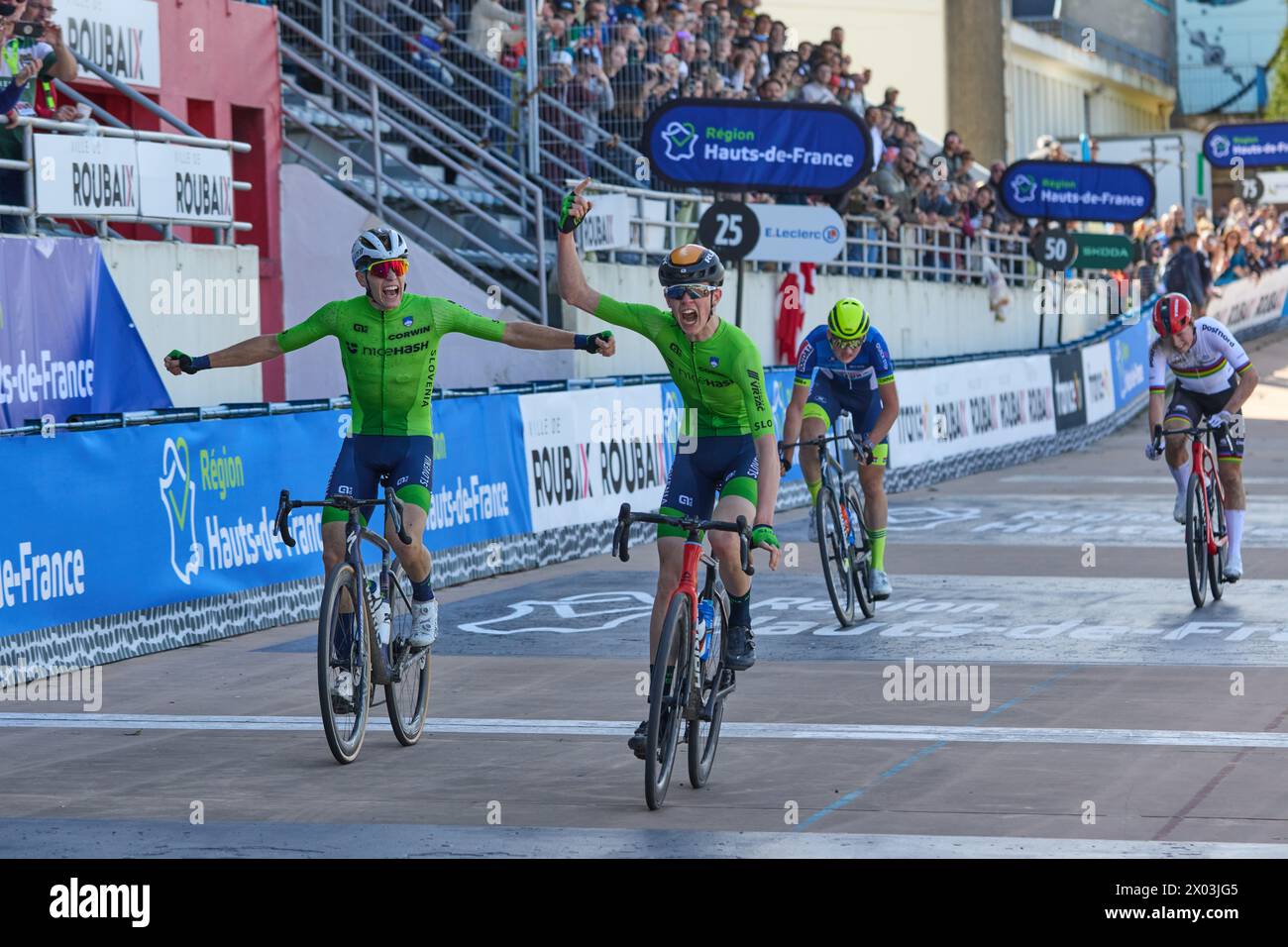 Paris Roubaix Juniors 2024 Ein erster und zweiter Platz für Slowenien bei Paris Roubaix Juniors 1. Jakob Omrzel 2. Erazem Valjavec 3. Axel Van Den Broek Stockfoto