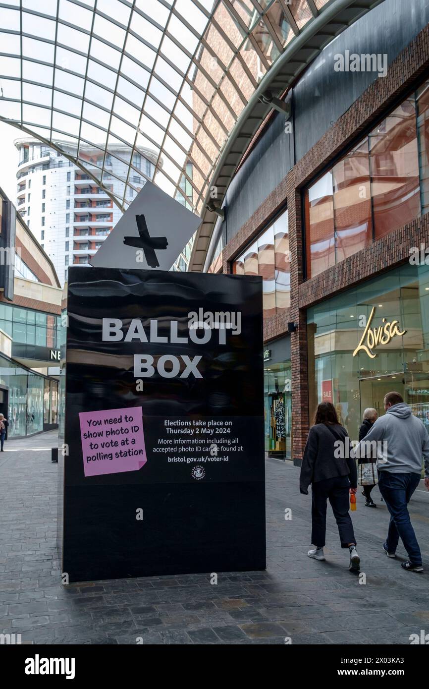 Die Giant Bristol Wahlurne wurde im Cabot Circus Shopping Viertel platziert, um an die Kommunalwahlen im Mai 2024 in Großbritannien zu erinnern Stockfoto