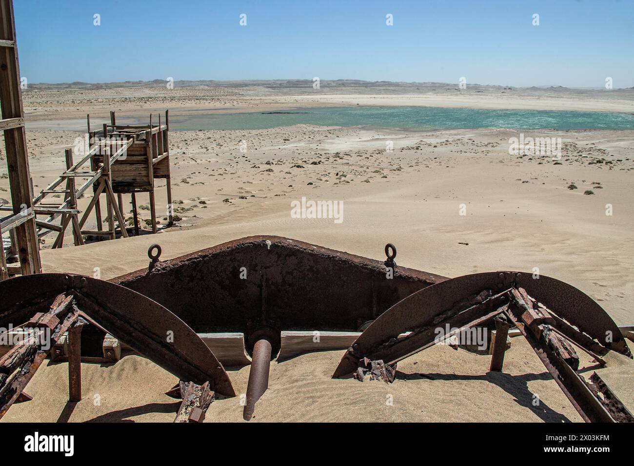 Die Überreste von Diamantgewinnungsmaschinen vor den Bergewerken befinden sich in Bogenfels verlassener Mine in der Namib-Wüste. Stockfoto