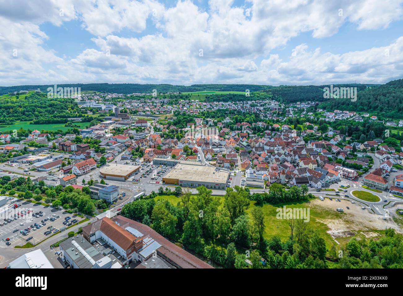 Die ostwürttembergische Stadt Bopfingen im Geopark Ries im Luftbild Frühsommerlicher Ausblick auf Bopfingen am IPF im Ostalbkreis Bopfingen Baden-Würt Stockfoto