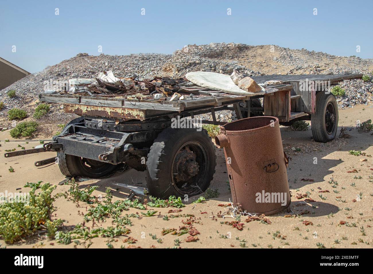 Ein verlassener Wagen und Kessel im Grillental, der alten Wasserpumpstation für die umliegenden Bergwerke. Stockfoto