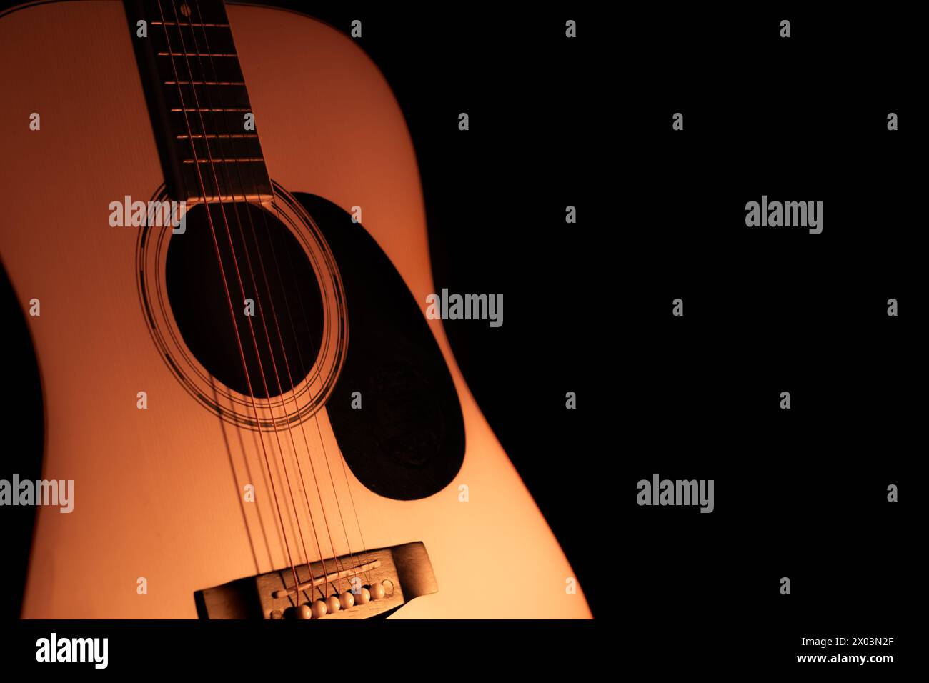 Nahaufnahme der akustischen Gitarre. Musikhintergrund Stockfoto