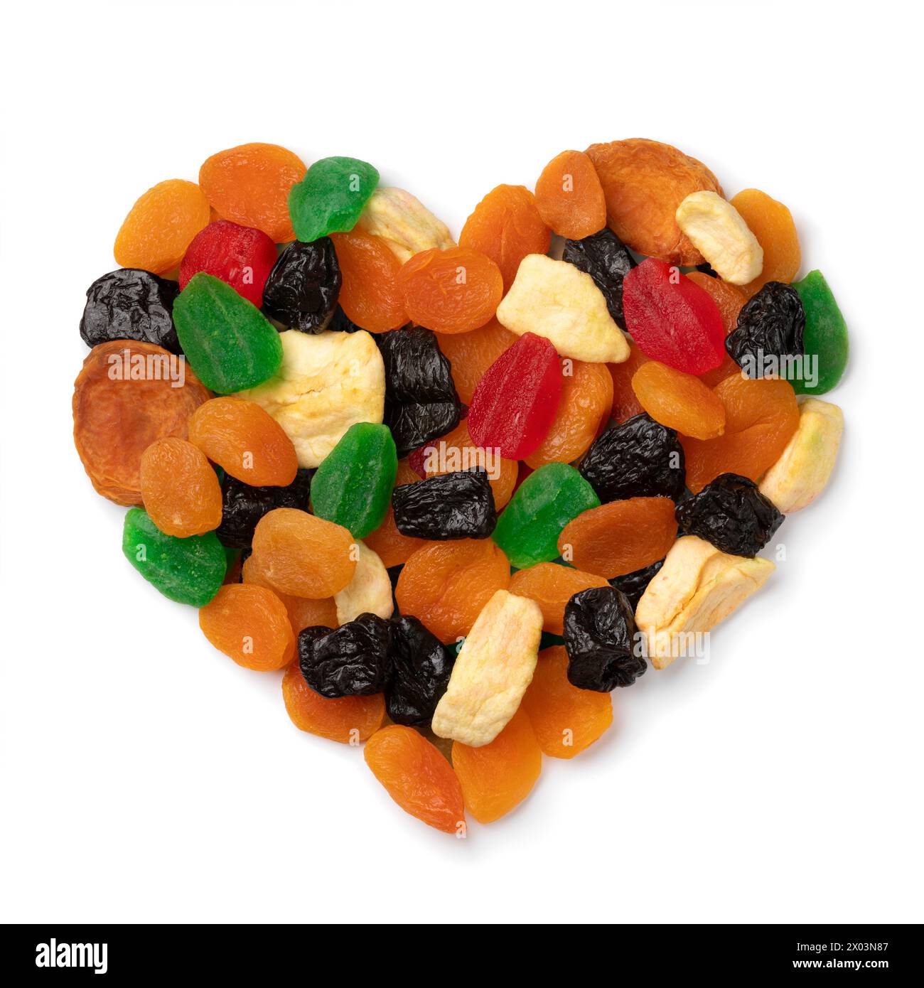 Getrocknete Früchte, Tutti frutti, in Herzform isoliert auf weißem Hintergrund Nahaufnahme Stockfoto