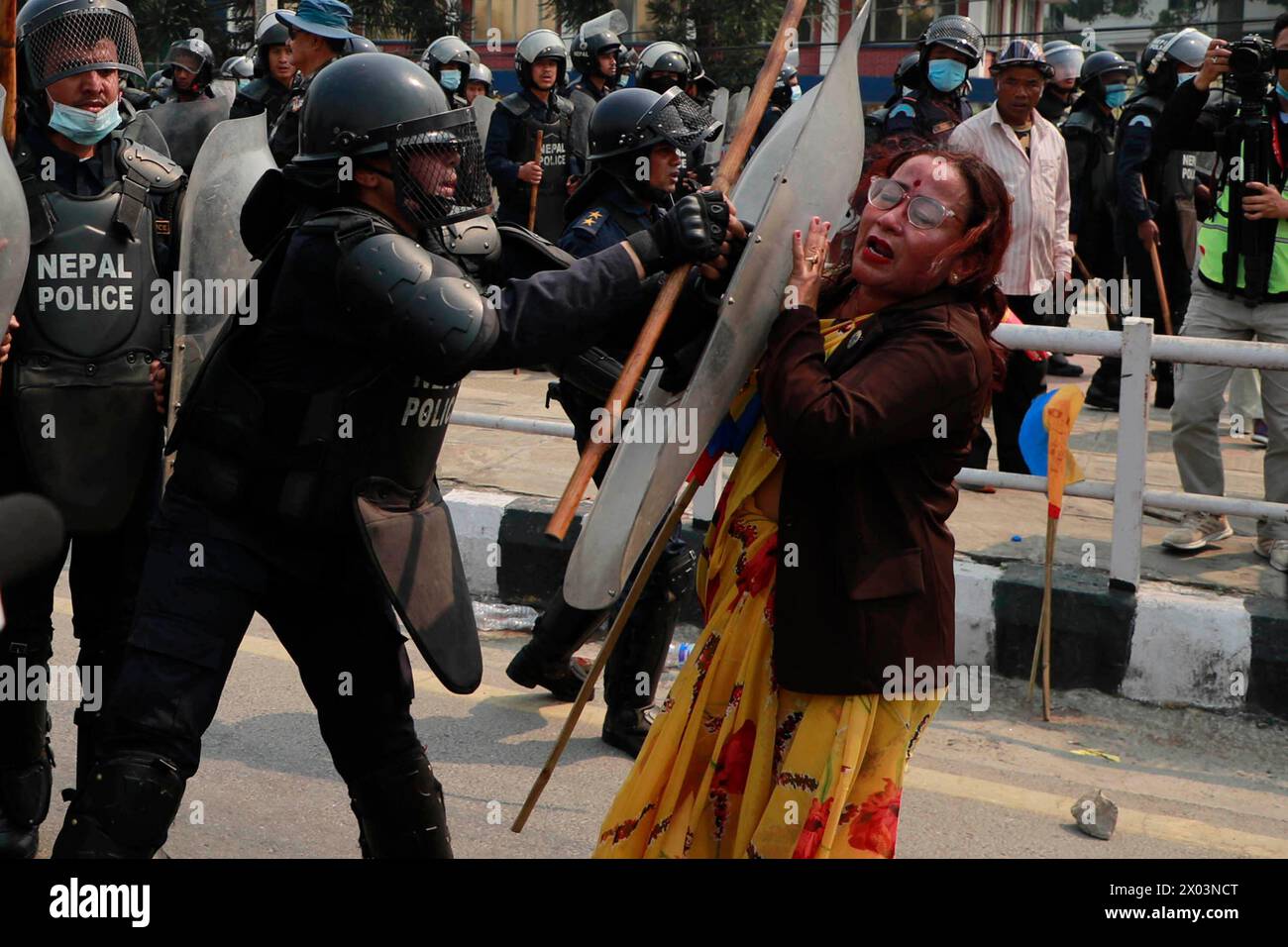 Kathmandu, Nepal. April 2024. Rastriya Prajatantra Party (RPP) Kader und Aufständische Polizei treten während eines Protestes gegen das republikanische System zusammen, fordern die Wiedereinführung der Monarchie und erklären Nepal zu einer hinduistischen Nation nahe Singha Durbar, wo sich das Büro des Premierministers und anderer Ministerien in Kathmandu, Nepal, befindet. (Kreditbild: © Skanda Gautam/ZUMA Press Wire) NUR REDAKTIONELLE VERWENDUNG! Nicht für kommerzielle ZWECKE! Stockfoto