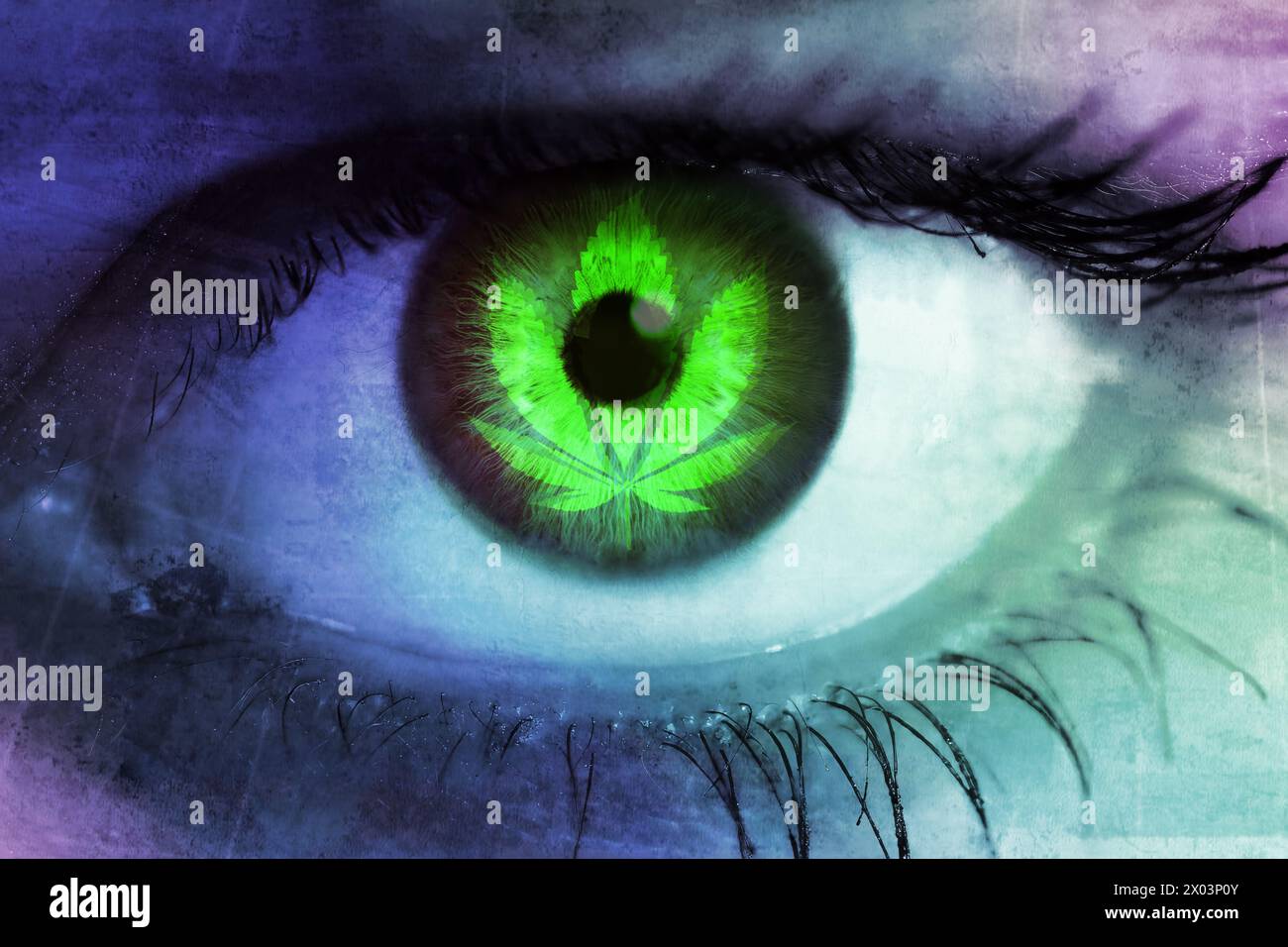 Cannabisblatt im Auge einer Frau, Cannabislegalisierung Stockfoto