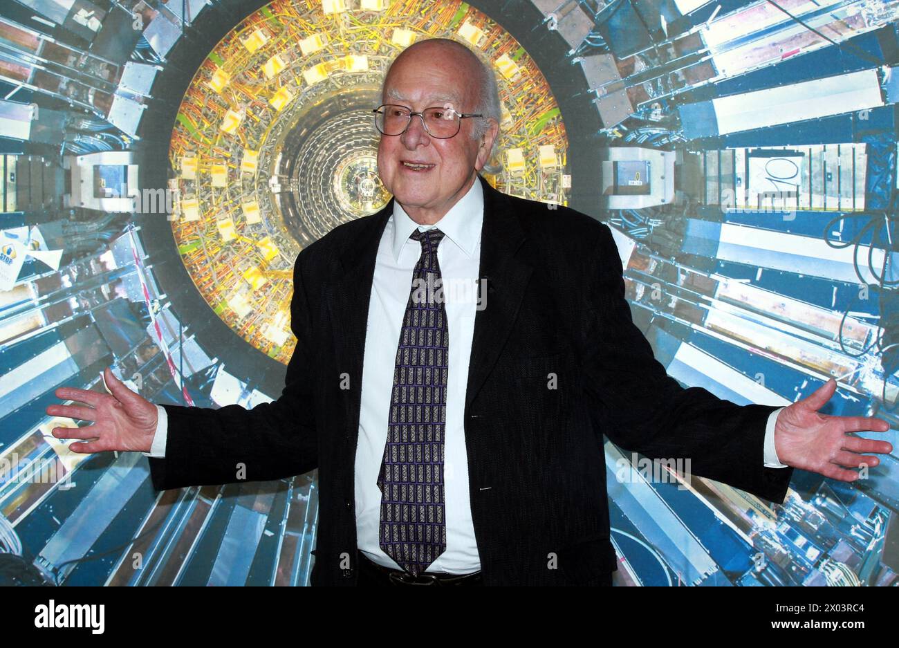 Aktenfoto vom 11/2013 von Professor Peter Higgs im Science Museum, London. Der mit dem Nobelpreis ausgezeichnete Physiker Professor Peter Higgs, nach dem das subatomare Teilchen Higgs-Boson benannt wurde, ist im Alter von 94 Jahren gestorben, so die Universität Edinburgh. Ausgabedatum: Dienstag, 9. April 2024. Stockfoto