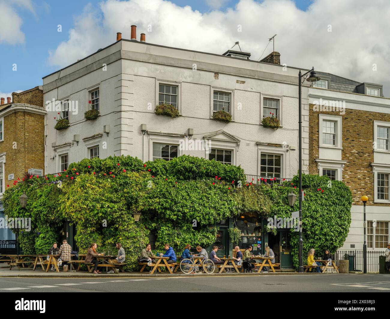 The Hemingford Arms, auch bekannt als „The Hemmy“, ist ein charakteristischer Pub in der Hemingford Road, Barnsbury, Islington, London. Gebaut im Jahr 1855, die Bu Stockfoto