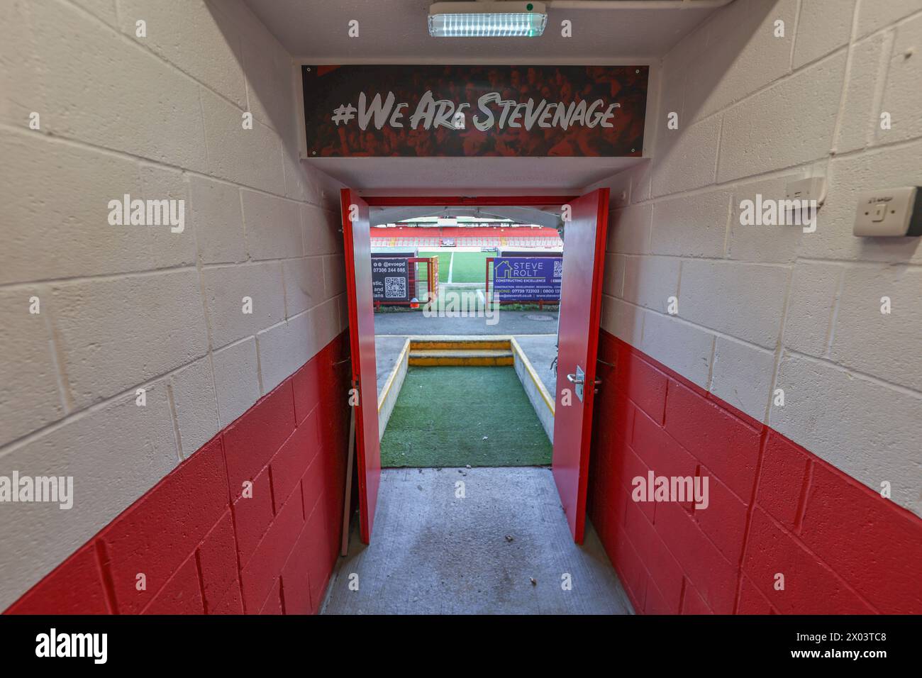 Der Tunnel im Lamex Stadium während des Sky Bet League 1 Spiels Stevenage gegen Barnsley im Lamex Stadium, Stevenage, Großbritannien. April 2024. (Foto: Mark Cosgrove/News Images) in Stevenage, Großbritannien am 9.04.2024. (Foto: Mark Cosgrove/News Images/SIPA USA) Credit: SIPA USA/Alamy Live News Stockfoto