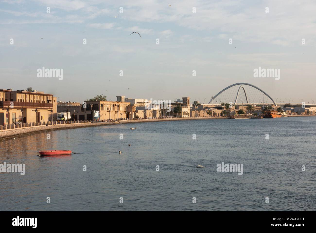 Blick über den Creek vom Al Shindagha Historical District zur Infinity Bridge in Bur Dubai, VAE. Stockfoto