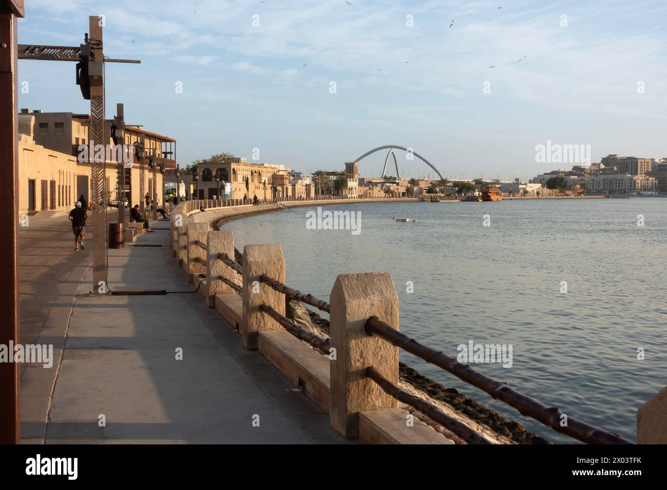 Blick über den Creek vom Al Shindagha Historical District zur Infinity Bridge in Bur Dubai, VAE. Stockfoto