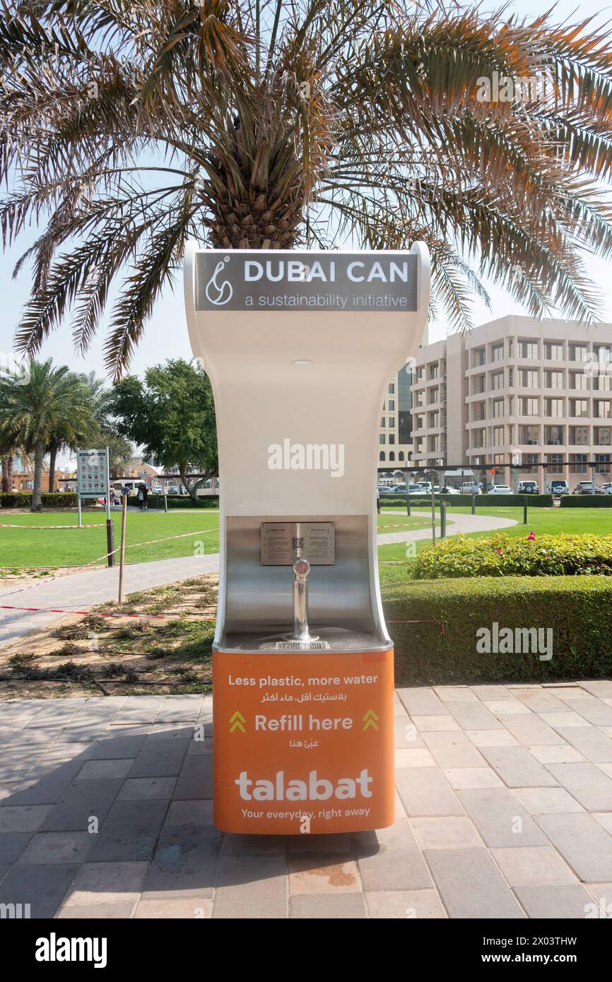 Trinkwasserbrunnen oder Nachfüllstation für Flaschen in Dubai, Vereinigte Arabische Emirate. Stockfoto