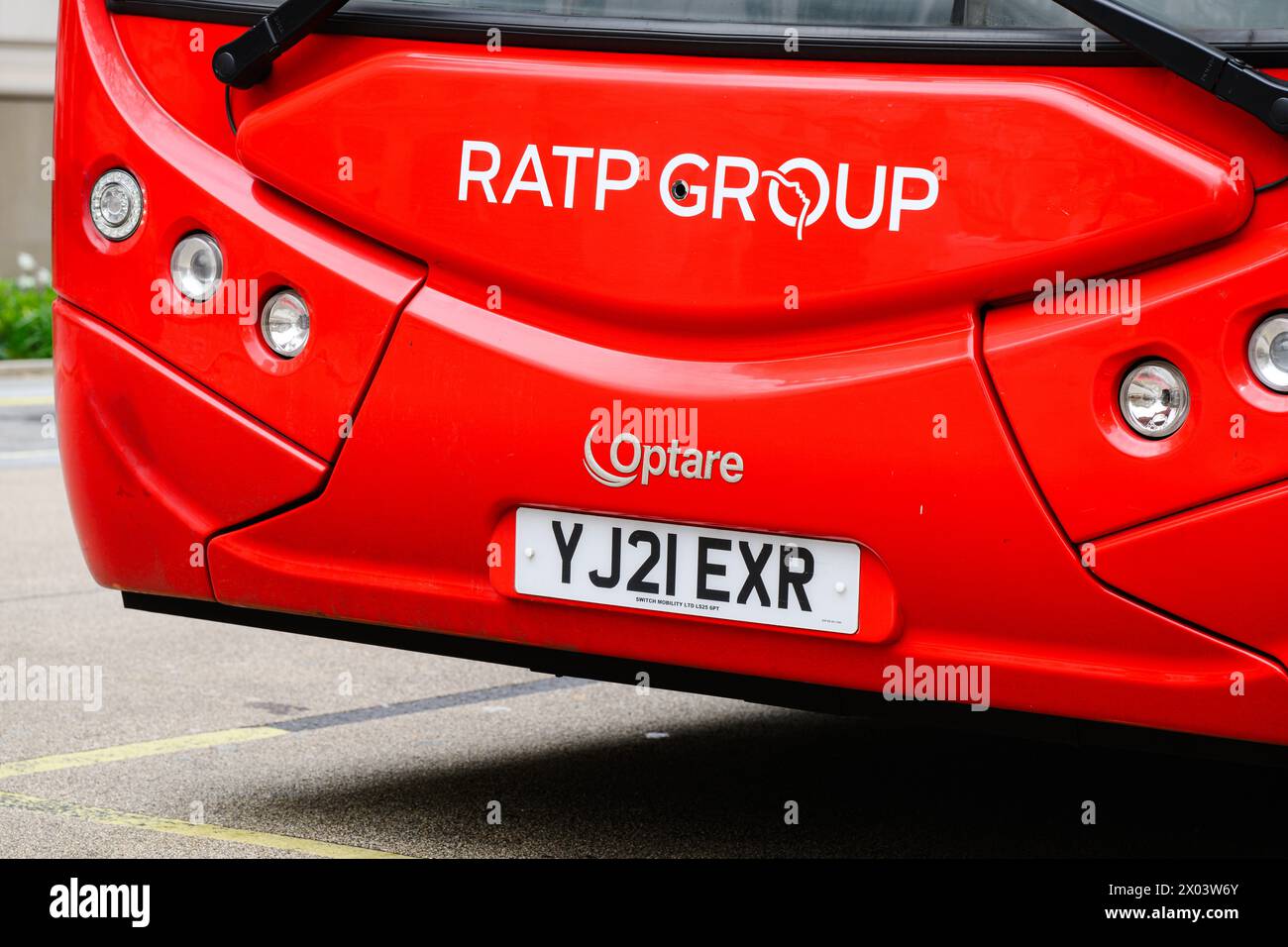 London, Großbritannien - 25. März 2024; RATP Group Optare MetroDecker EV Red London Bus in Nahaufnahme Stockfoto