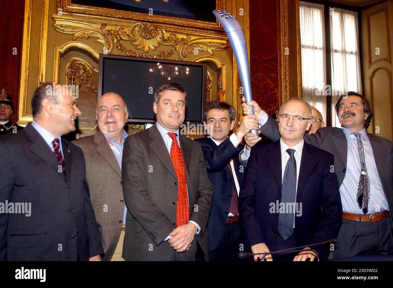 TORIN0 - SALA ROSSA DEL PALAZZO CIVICO DI TORINO PRESENTAZIONE UFFICIALE DELLA FIACCOLA OLIMPICA DI TORINO 2006 DISEGNATA DA PININFARINA NELLA FOTO: LA FIACCOLA SORRETTA DALLE AUTORITA' E DAI SINDACI DELLE VALLI OLIMPICHE AL CENTRO SERGIO CHIAMPARINO SINDACO DI TORINO E ANTONIO SAITTA PRESIDENTE DELLA PROVINCIA A SINISTRA DEL SINDACO PAOLO PININFARINA NUR REDAKTIONELLE VERWENDUNG Stockfoto