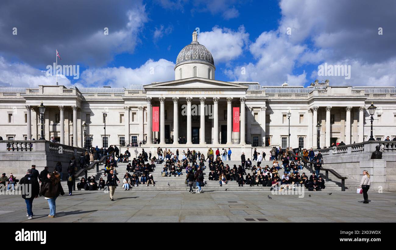 London, Großbritannien - 24. März 2024; Touristen ruhen sich auf den Stufen vor der National Gallery am Trafalgar Square aus Stockfoto