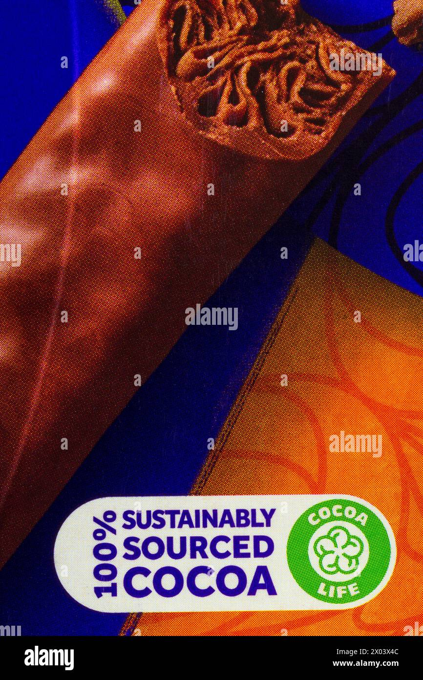 100 % Kakao aus nachhaltigem Anbau, Symbol für das Kakaoleben auf der Schachtel mit Cadbury Twirl Orange Osterei Stockfoto
