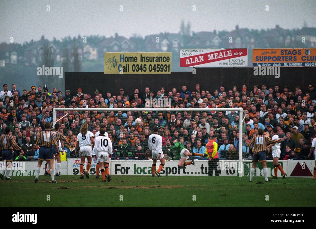 Mansfield Town gegen Wolverhampton Wanderers FA CUP 7/1/95 2-3 die Fans der Wolves sehen in Horror, wie Mansfield die Führung übernimmt. Stockfoto