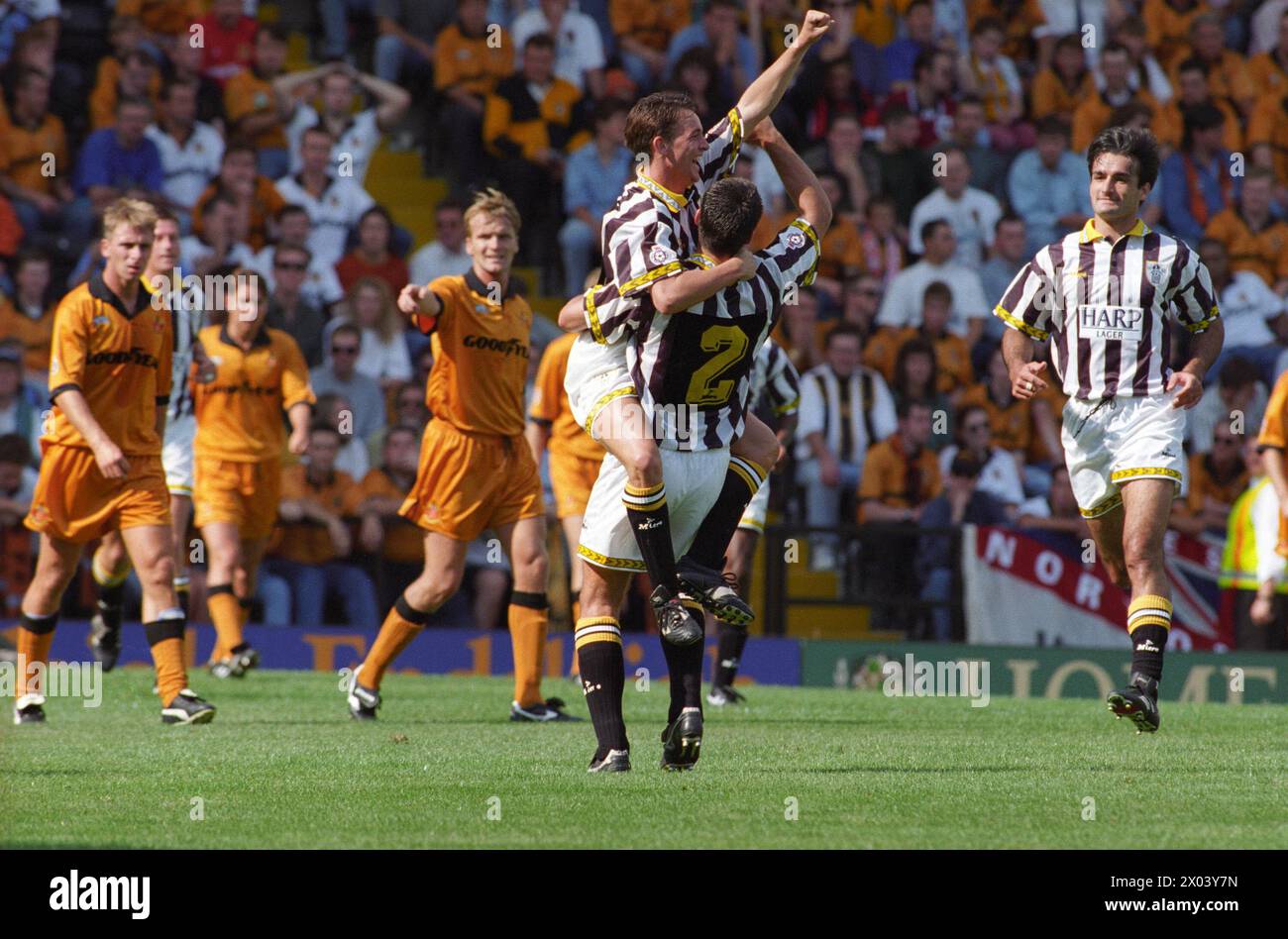 Notts County V Wolverhampton Wanderers 1-1 21/8/94 Notts County Fußballer Michael Simpson feiert mit Colin Hoyle Stockfoto