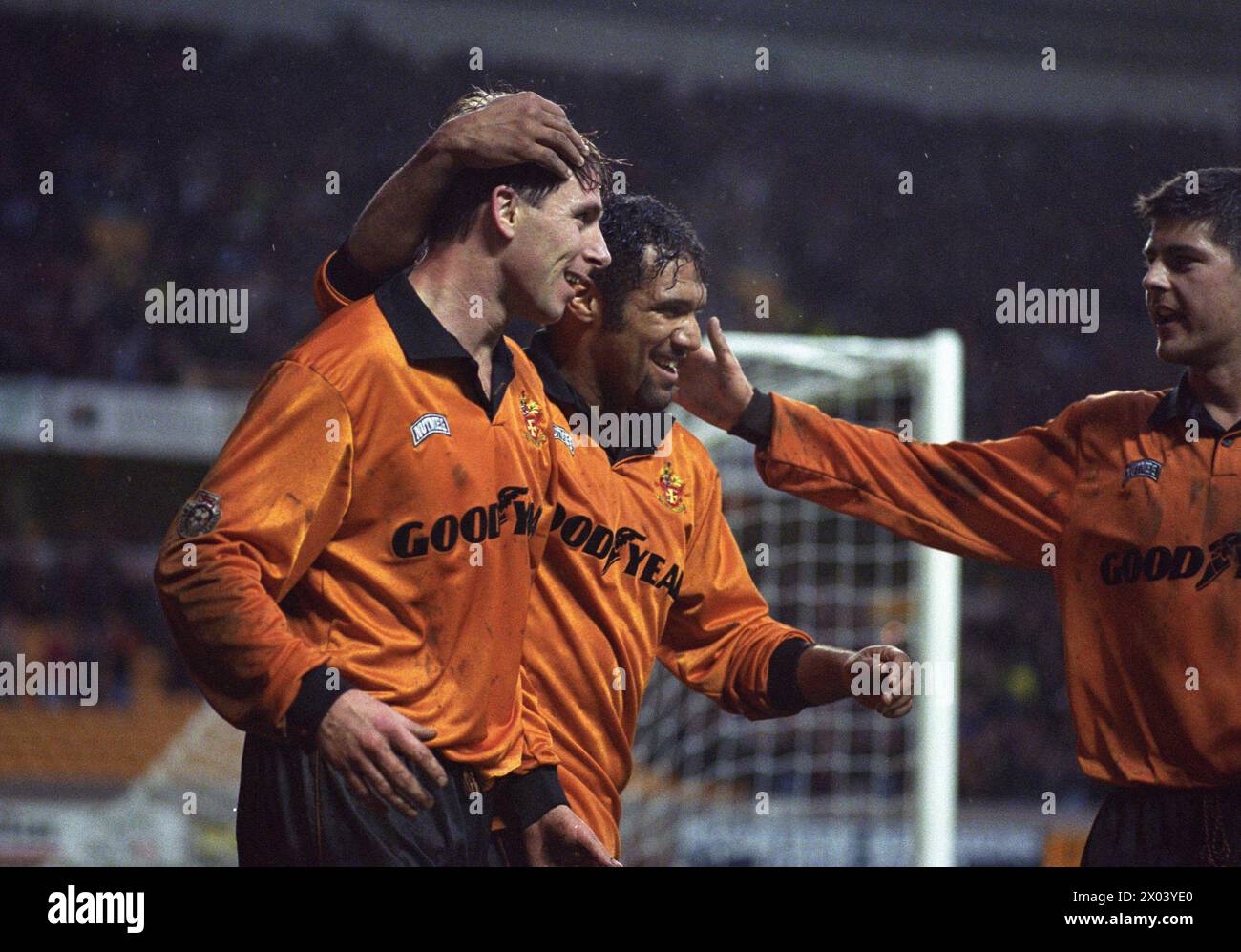 Wolverhampton Wanderers V Bristol City in Molineux 2/95 2-0 David Kelly feiert mit Don Goodman und Tom Bennett. Stockfoto