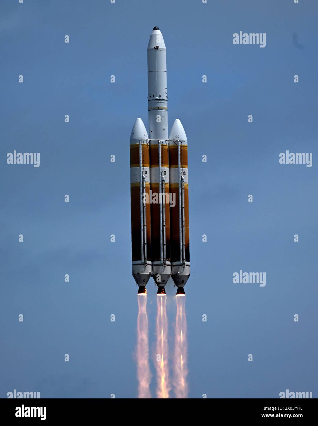 Am Dienstag, den 9. April 2024, steigert die United Launch Alliance Delta IV Heavy die geheime Nutzlast NROL-70 für das National Reconnaissance Office vom Komplex 37 auf der Cape Canaveral Space Force Station Florida. Foto: Joe Marino/UPI Credit: UPI/Alamy Live News Stockfoto