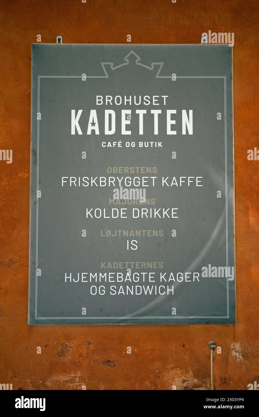 Schild Kadetten Cafè in der Nähe des Schlosses Kronborg, Helsingor, Dänemark Stockfoto