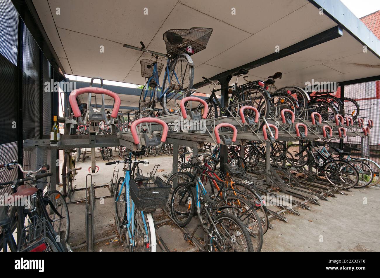Überdachter Fahrradpark in Helsingor, Dänemark Stockfoto