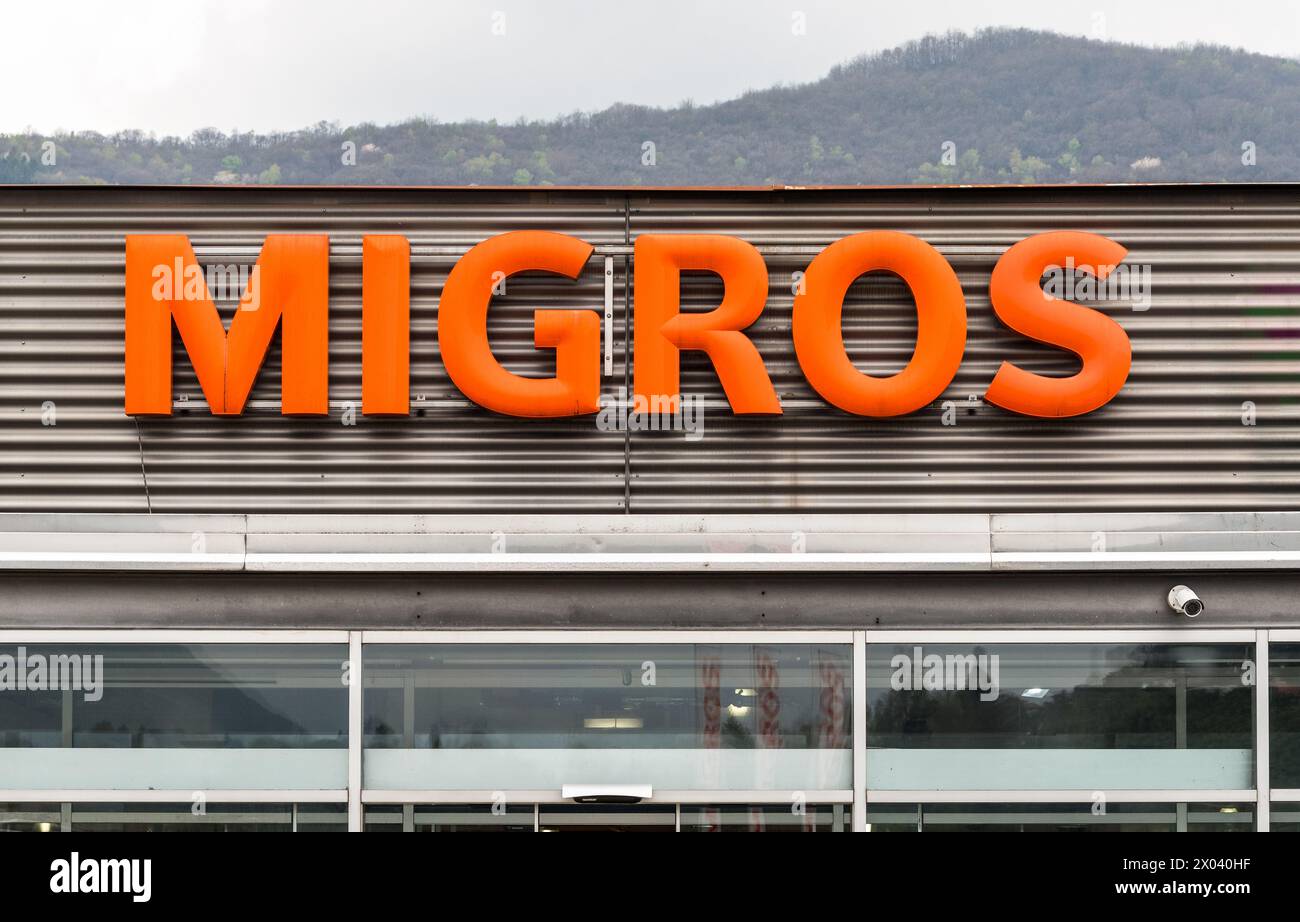 Agno, Tessin, Schweiz - 9. April 2024: Blick auf den Migros-Supermarkt in Agno, die größte Supermarktkette in der Schweiz Stockfoto