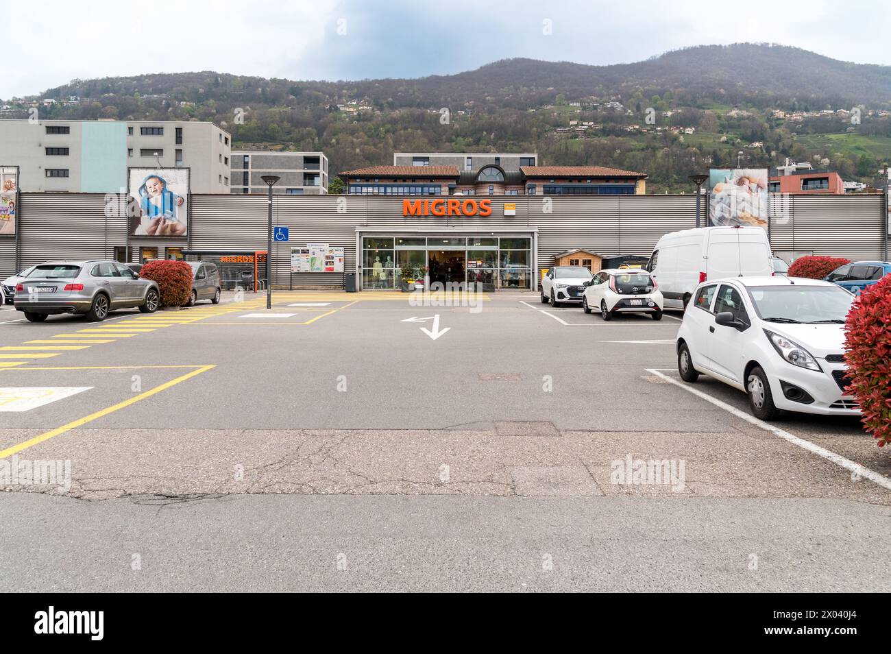 Agno, Tessin, Schweiz - 9. April 2024: Blick auf den Migros-Supermarkt in Agno, die größte Supermarktkette in der Schweiz Stockfoto