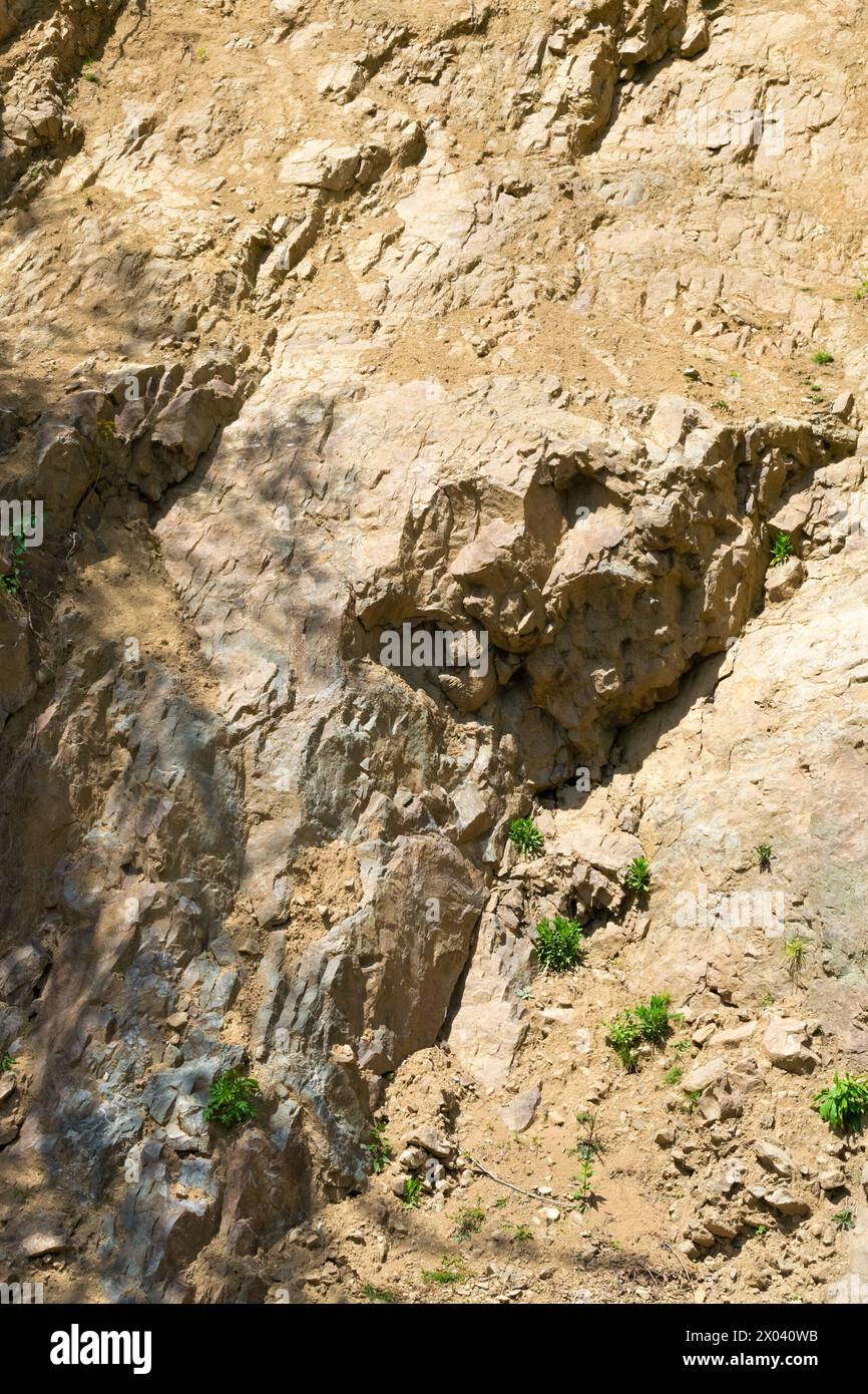 Steingestein. Natürliche Berghintergründe. Steinstruktur. Bergrasse. Stockfoto