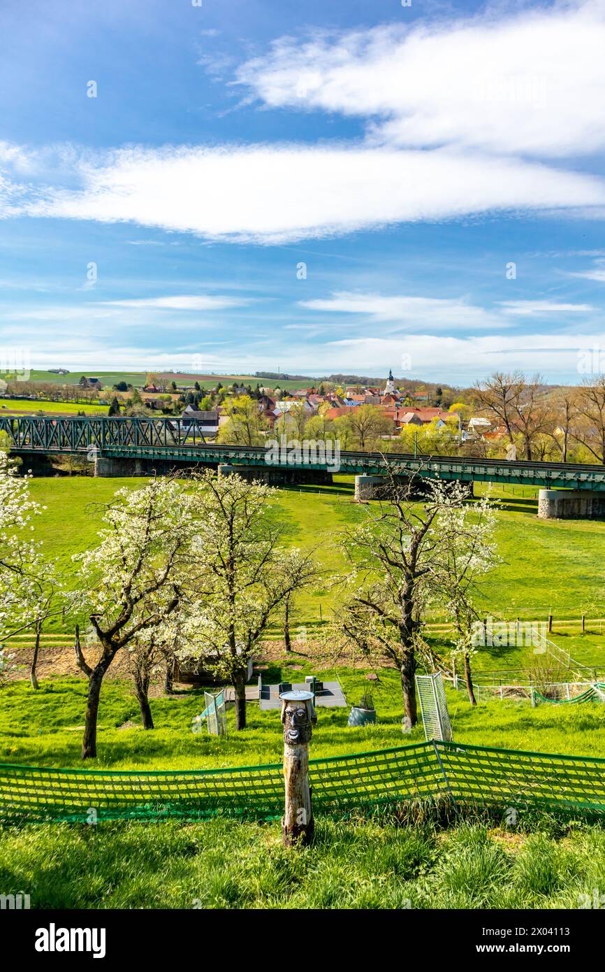 Eine frühlingshafte Radtour Anfang April bei herrlichem Sonnenschein entlang der Saale- und ILM-Talradwege von Naumburg/Saale bis kurz vor Gotha - Do Stockfoto