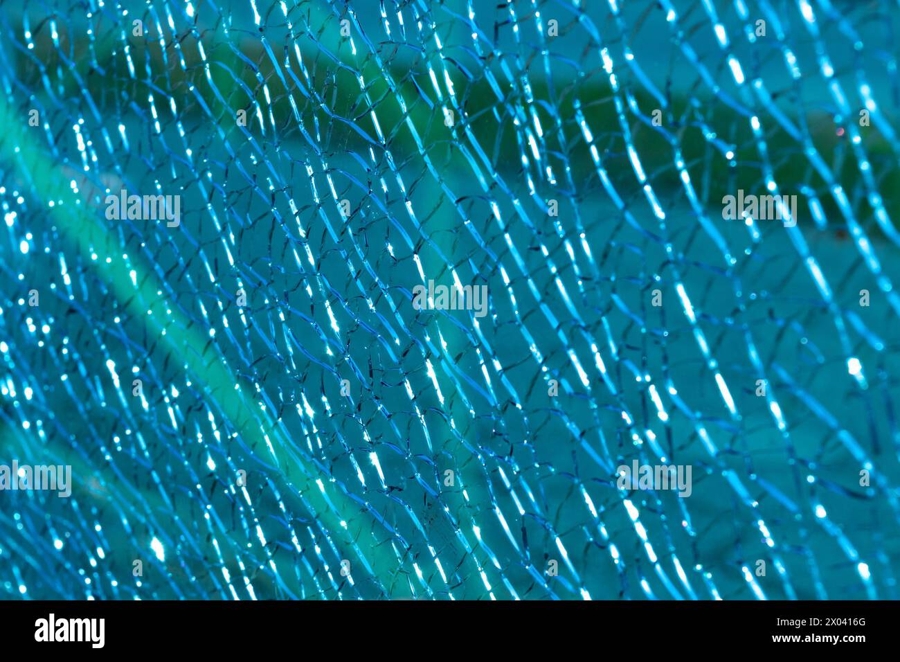 Risse auf blauem Glas, Nahaufnahme. Hintergründe und Texturen. Glasbruch, Zerstörung. Stockfoto
