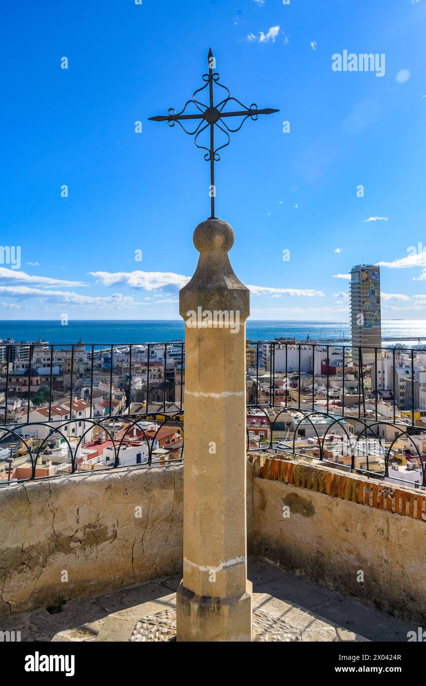 Christliches Kreuz am Aussichtspunkt des Bezirks Santa Cruz, Alicante, Spanien Stockfoto