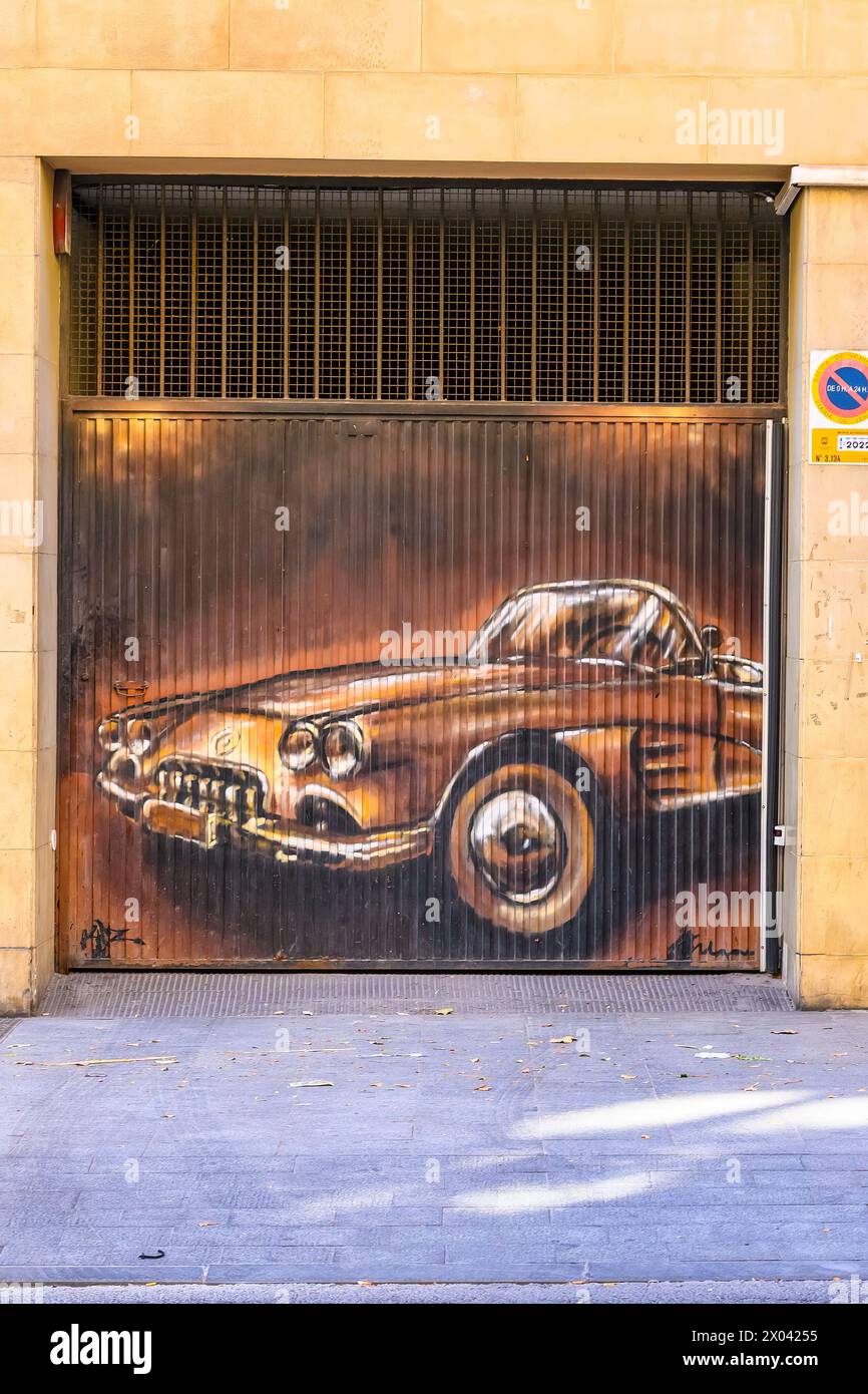 Urbane Kunst eines Autos in einem Garagentor, Alicante, Spanien Stockfoto