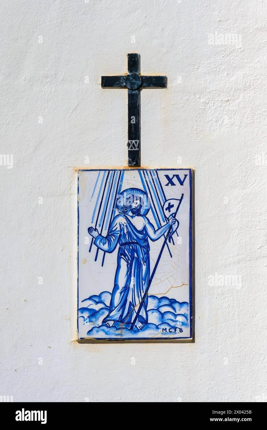 Religiöser heiliger auf einer Fliese gemalt, christliches Kreuz in der Wand, Santa Cruz Viertel, Alicante, Spanien Stockfoto