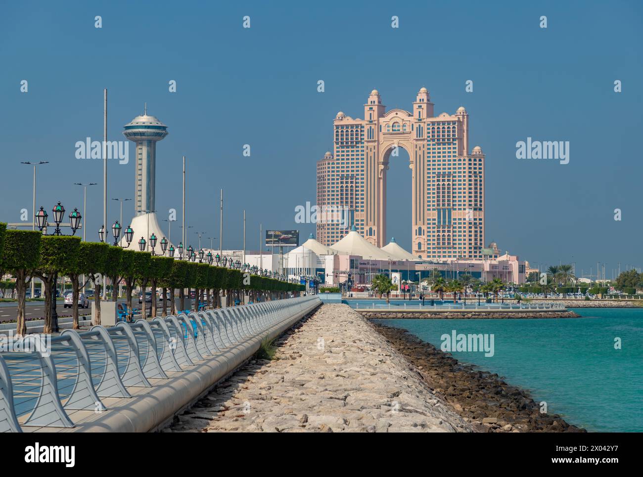 Ein Bild vom Rixos Marina Abu Dhabi Hotel an der Abu Dhabi Breakwater. Stockfoto